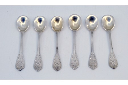 Conjunto de seis colheres de café em prata com relevos nos cabos.